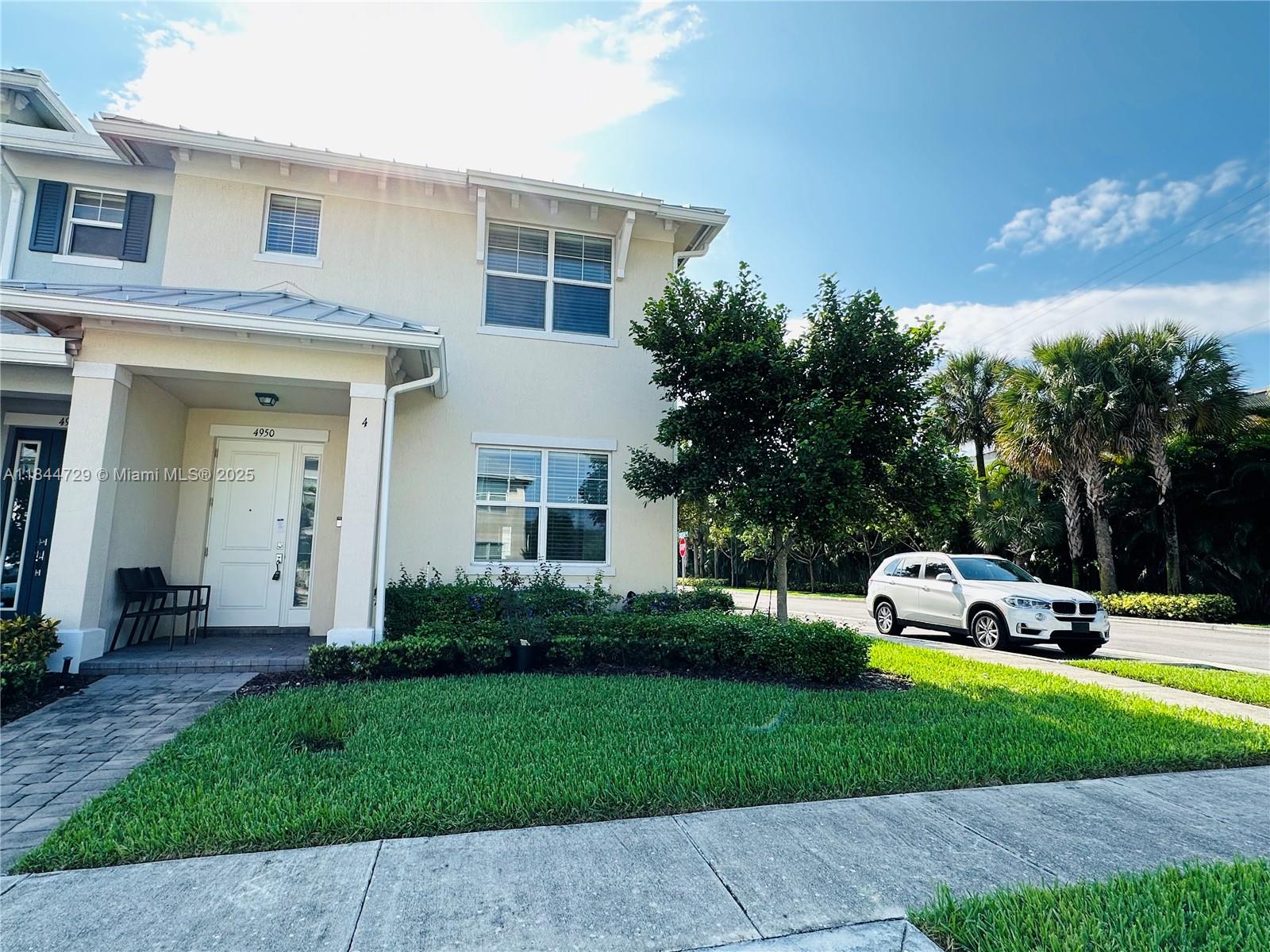 WELCOME TO HOLLYWOOD'S RESORT STYLE GATED COMMUNITY! THE VERY POPULAR MAGNOLIA MODEL OFFERS A MODERN FEEL HIGHLIGHTED BY 3 BEDROOMS, 2.5 BATHS. PARKVIEW AT HILLCREST OFFERS STATE OF THE ART AMENITIES SUCH AS FITNESS CENTER, POOL, BARBECUE STATIONS AND TENNIS. CENTRALLY LOCATED JUST MINUTES FROM I-95 AND HOLLYWOOD BEACH.