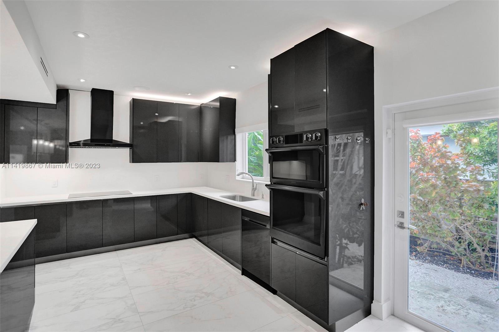 BELLE MEADE ISLAND - Residential