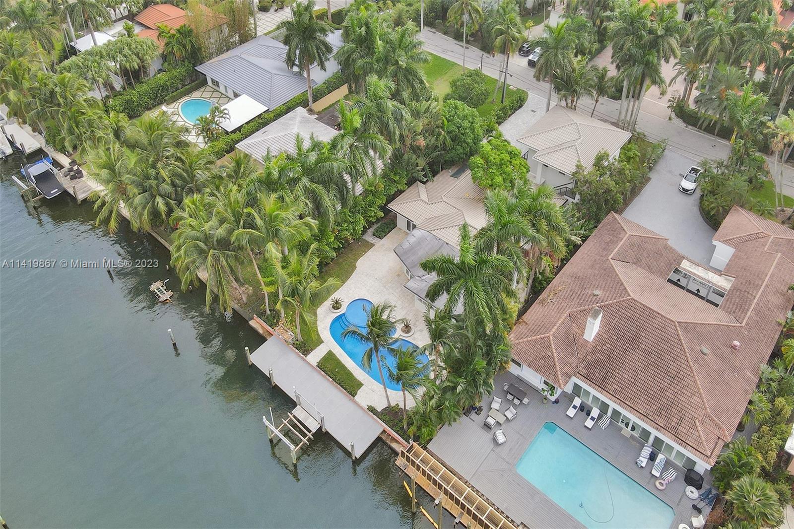 BELLE MEADE ISLAND - Residential