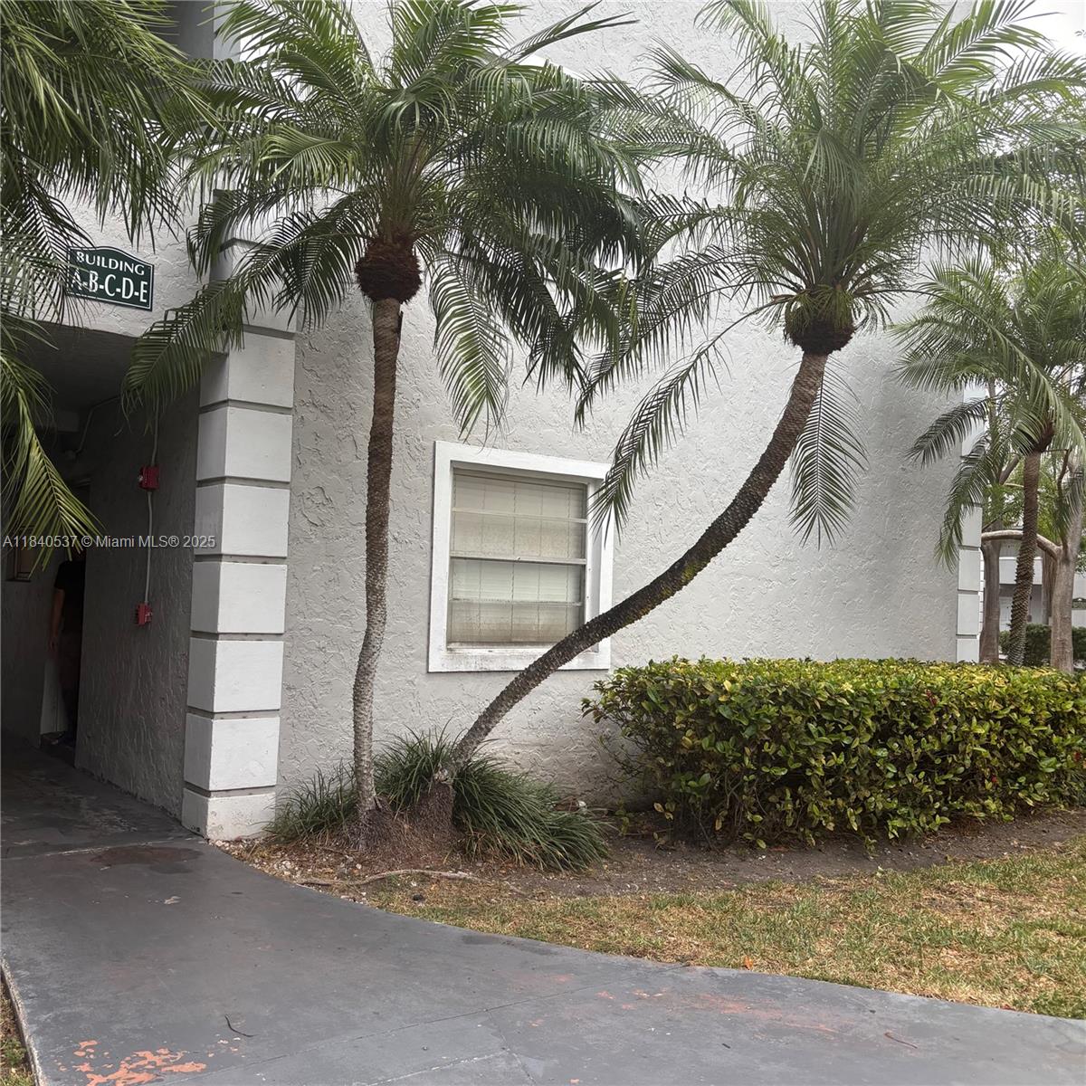 Beautiful and spacious corner first floor unit in the Palmetto Bay area. Walking distance to shopping center, post office, bus station and US1. All tile floors with 1 assign parking space.