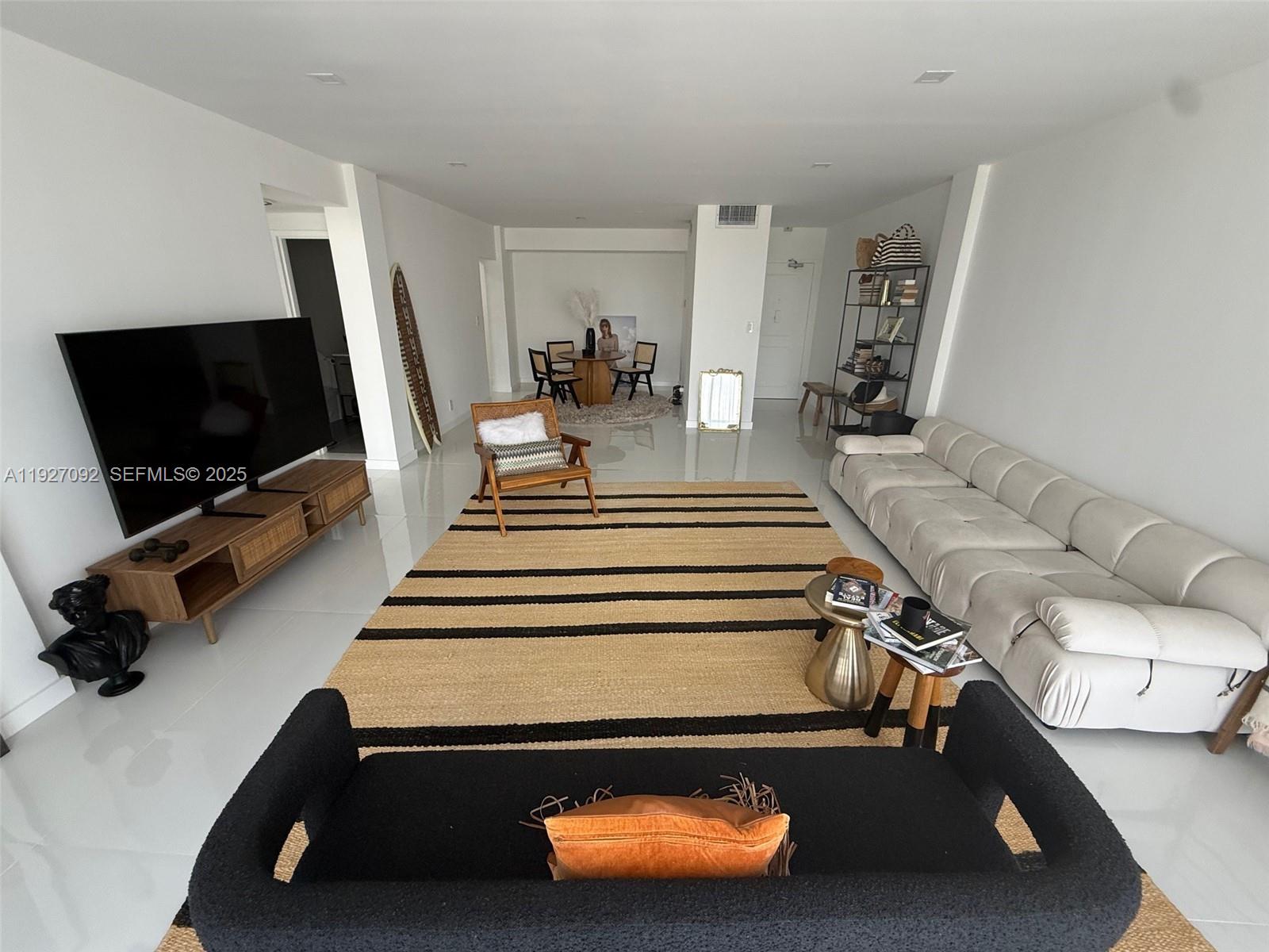 LONDON TOWERS CONDO - Residential Lease