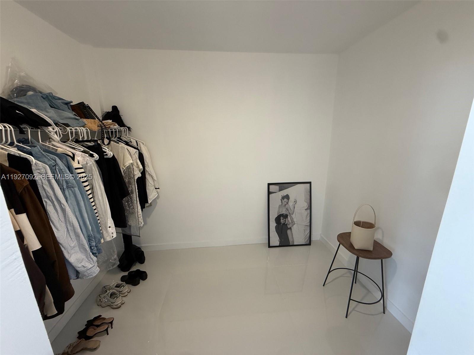 LONDON TOWERS CONDO - Residential Lease