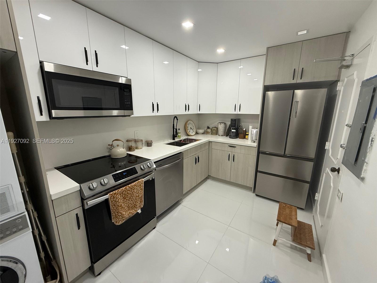 LONDON TOWERS CONDO - Residential Lease