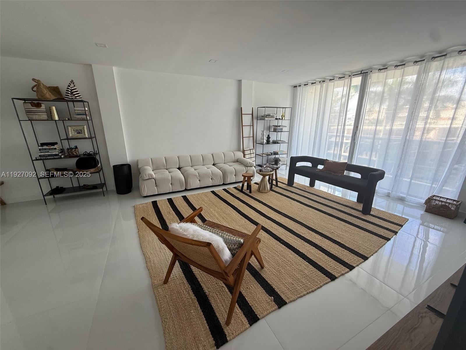 LONDON TOWERS CONDO - Residential Lease