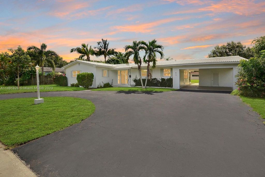 Photo of 813 Azalea Ct, Plantation, FL 33317 (MLS # A11491829)