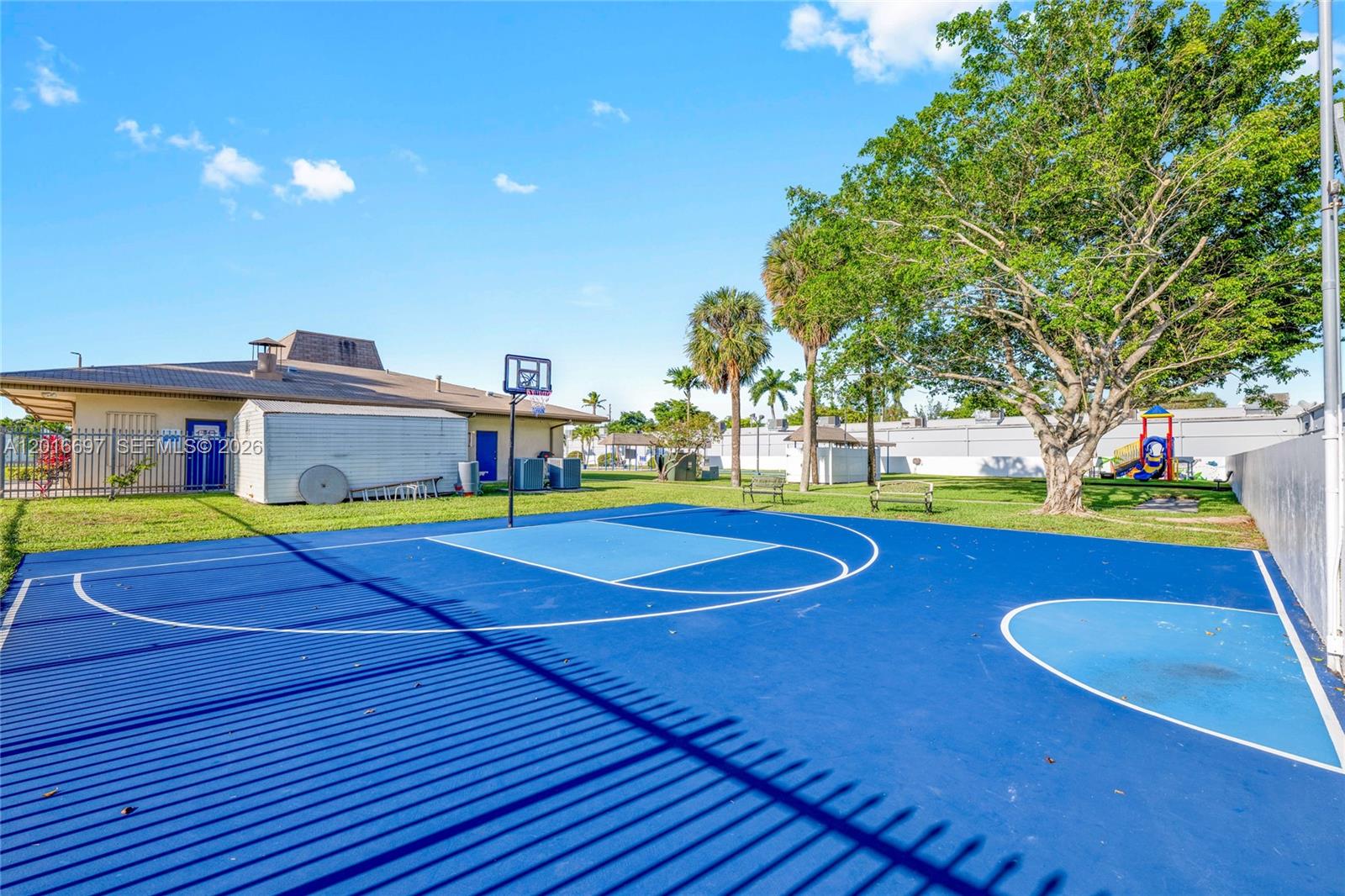 RAVENSWOOD ESTATES & MARI - Residential