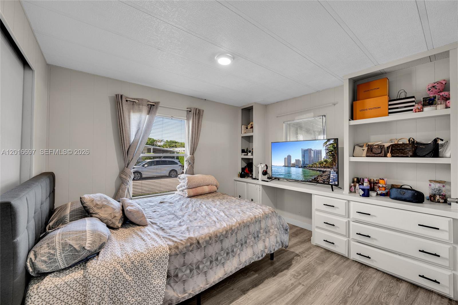 RAVENSWOOD ESTATES & MARI - Residential