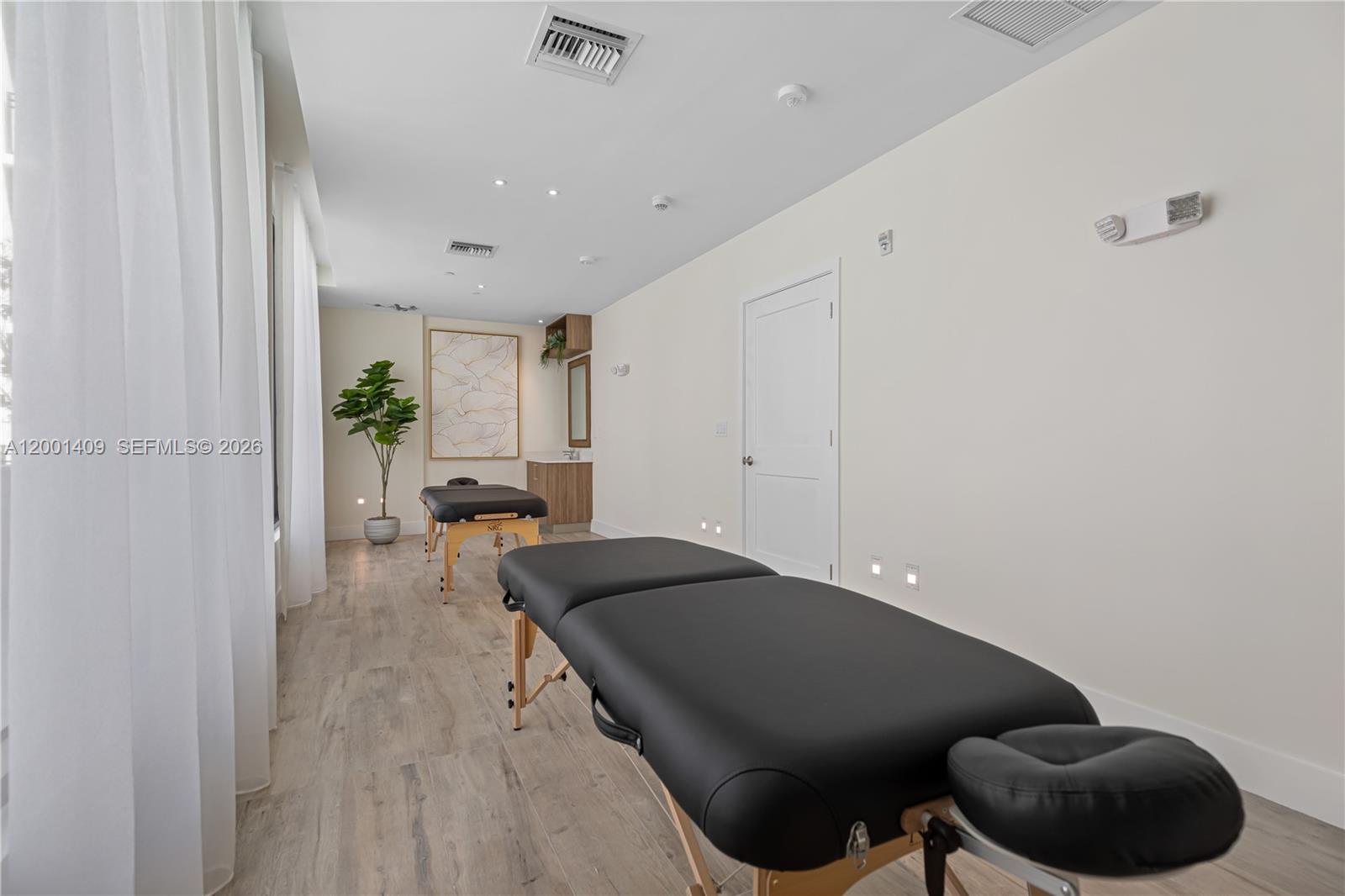 TOWN OF MODELO (DANIA) B- - Residential Lease