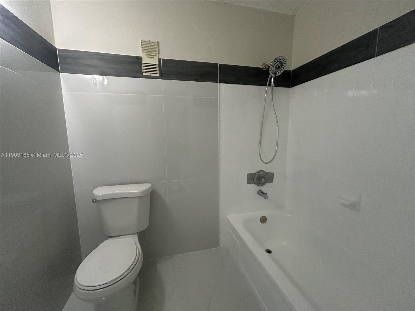 NARANJA LAKES CONDO NO 5 - Residential