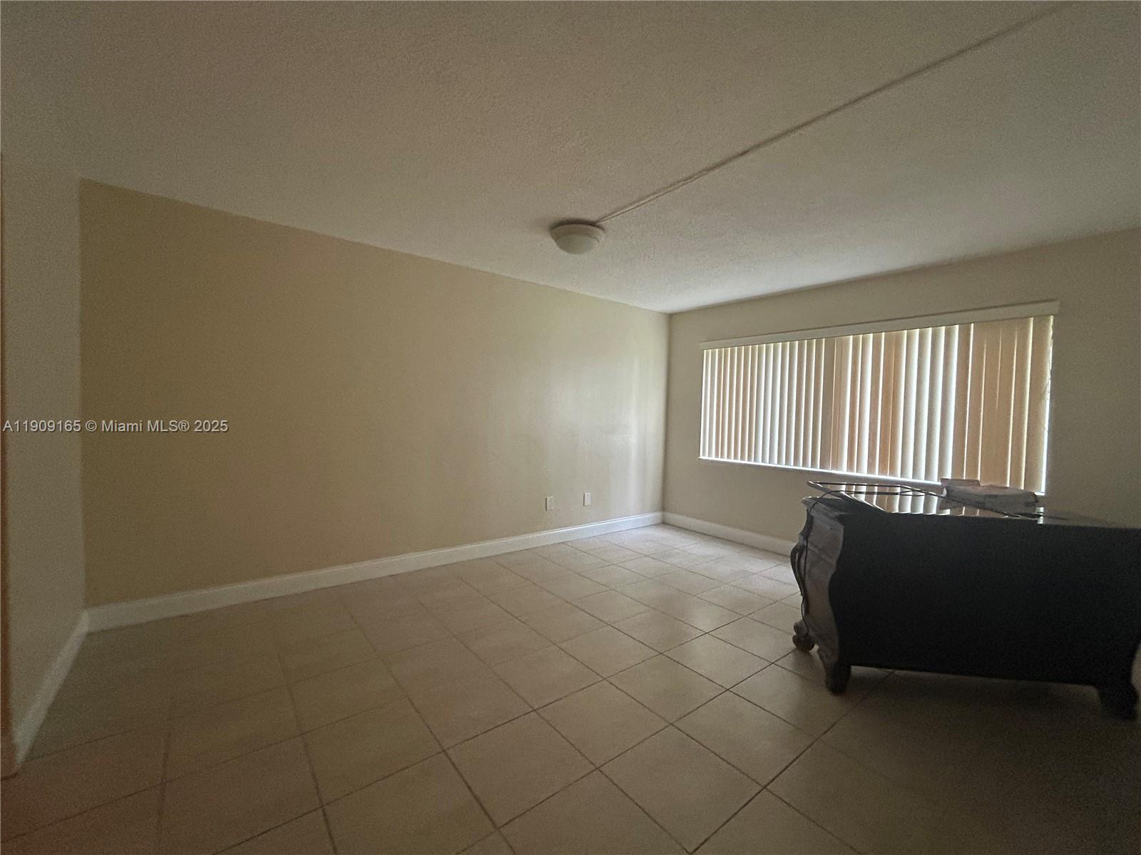 NARANJA LAKES CONDO NO 5 - Residential