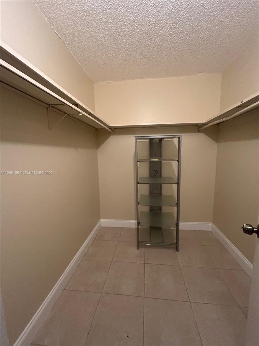 NARANJA LAKES CONDO NO 5 - Residential