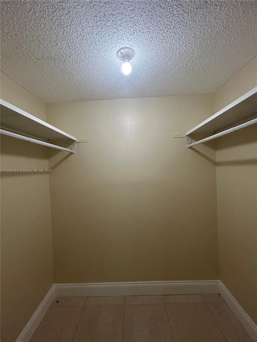 NARANJA LAKES CONDO NO 5 - Residential