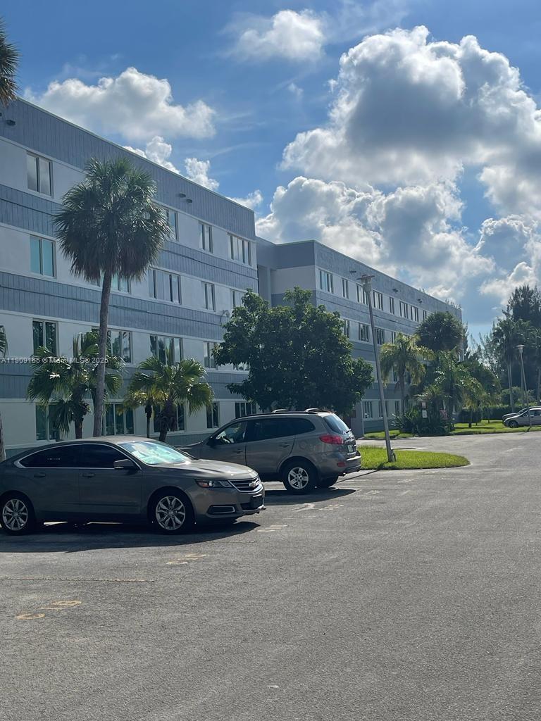 NARANJA LAKES CONDO NO 5 - Residential