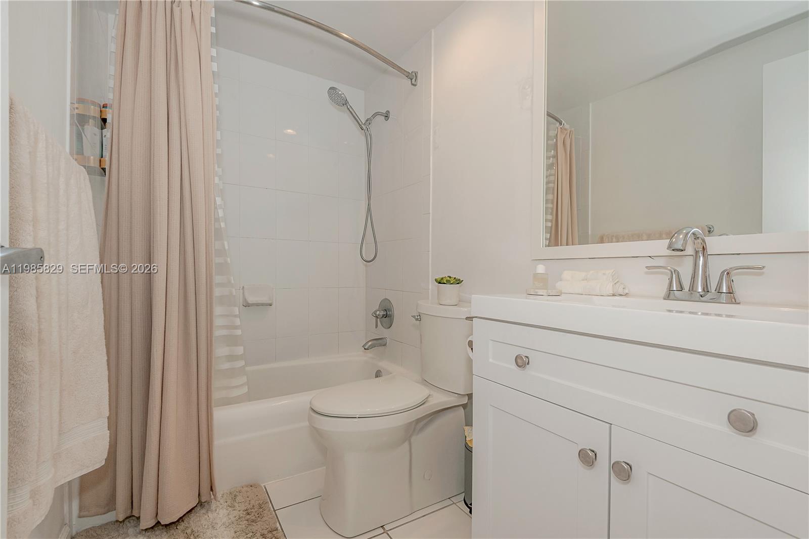 RESIDENCES ON HOLLYWOOD B - Residential Lease