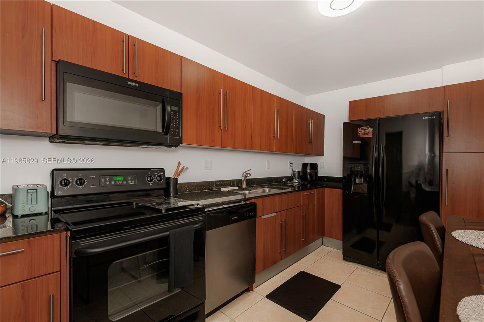 RESIDENCES ON HOLLYWOOD B - Residential Lease