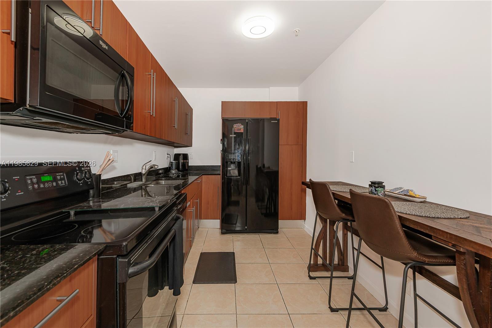 RESIDENCES ON HOLLYWOOD B - Residential Lease