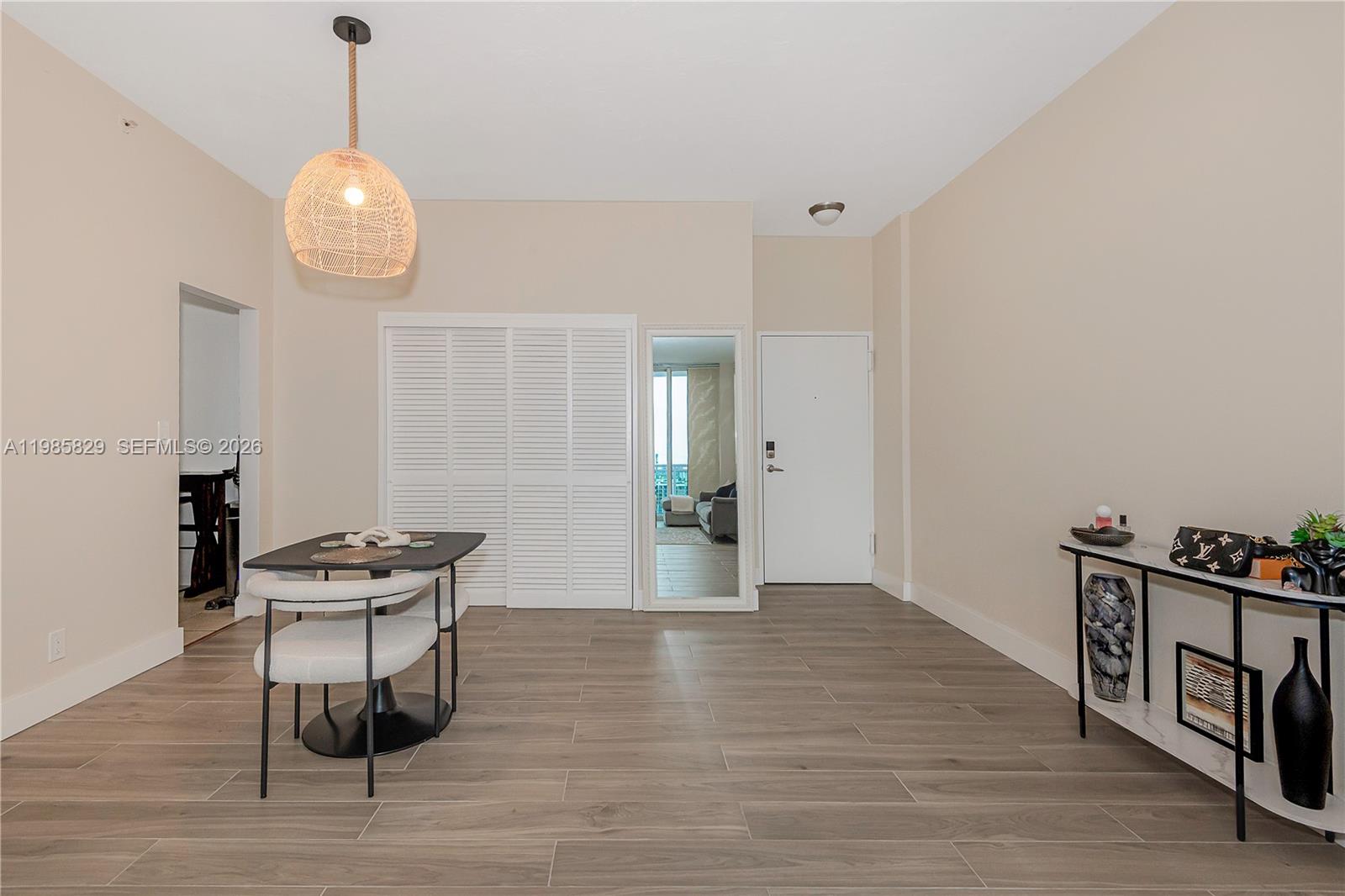 RESIDENCES ON HOLLYWOOD B - Residential Lease