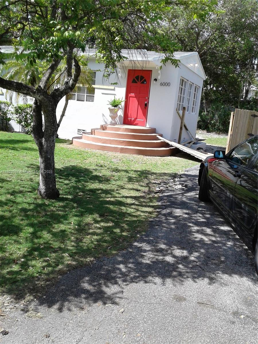 6000 Sw 76 St, South Miami, Miami-Dade County, Florida - 2 Bedrooms  
1 Bathrooms - 