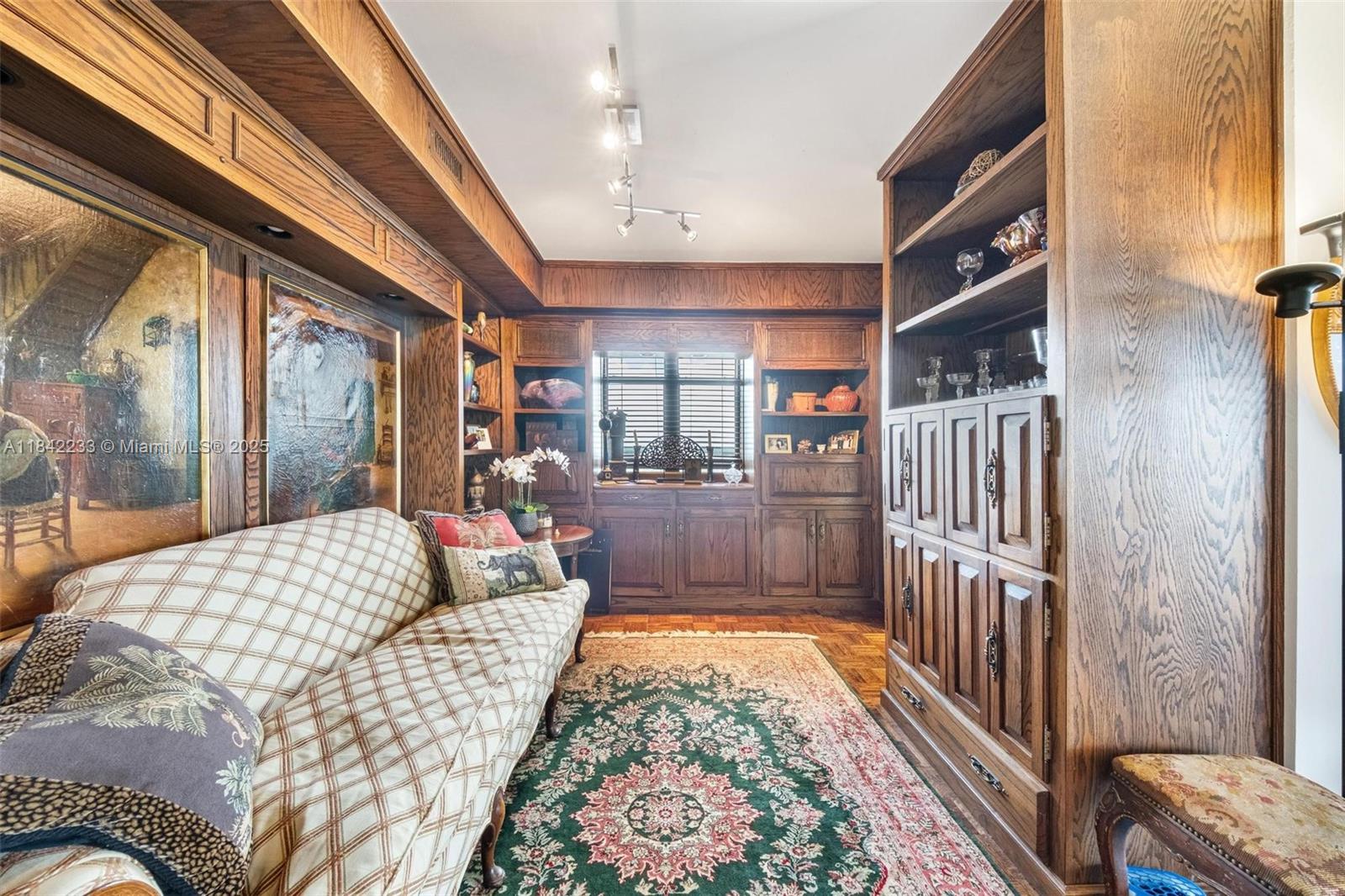 TOWERS OF QUAYSIDE CONDO - Residential