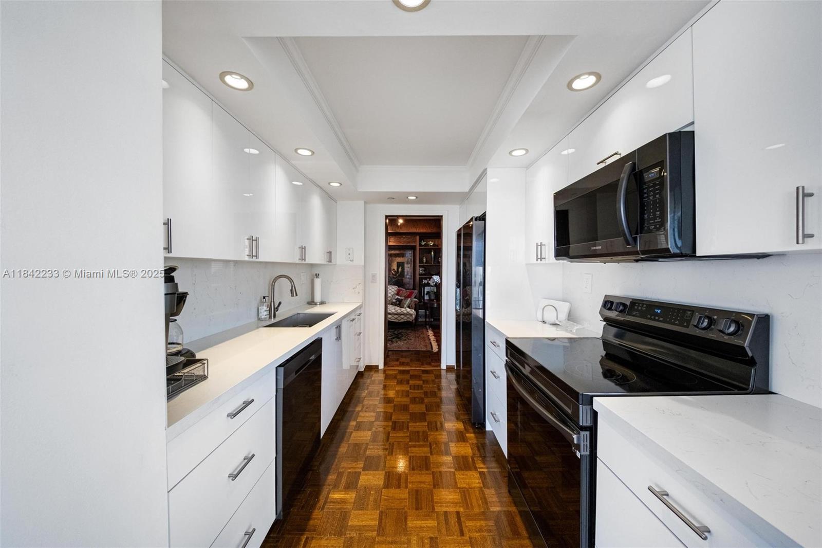 TOWERS OF QUAYSIDE CONDO - Residential