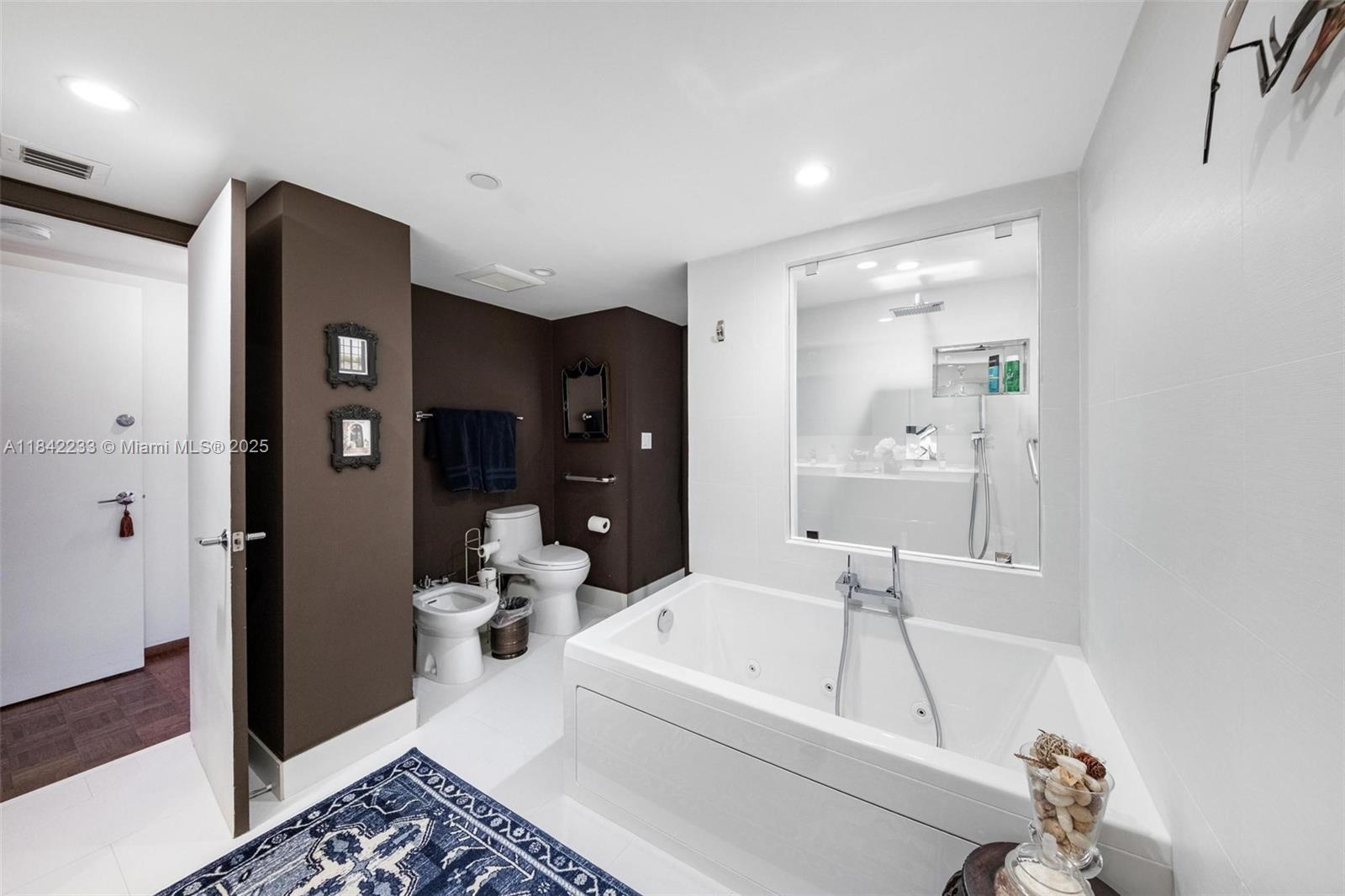 TOWERS OF QUAYSIDE CONDO - Residential