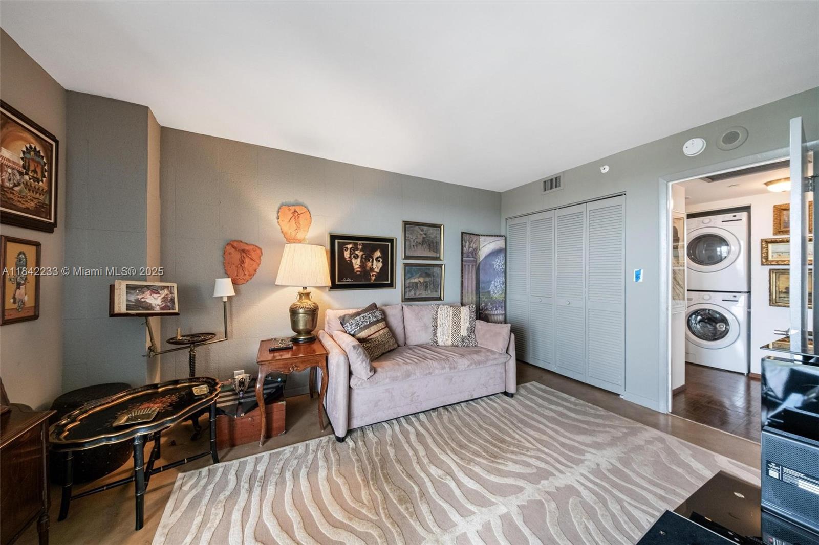 TOWERS OF QUAYSIDE CONDO - Residential