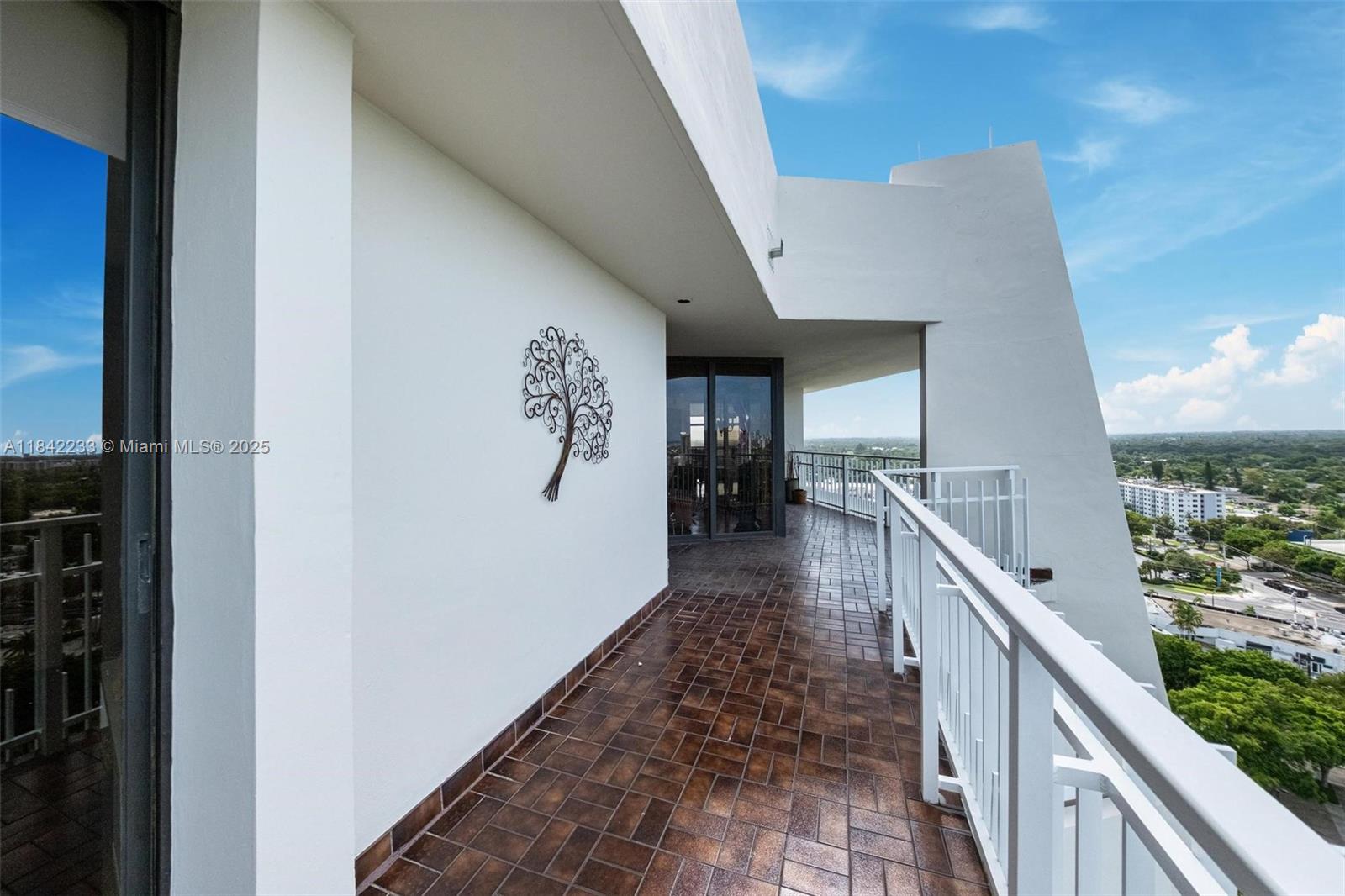 TOWERS OF QUAYSIDE CONDO - Residential