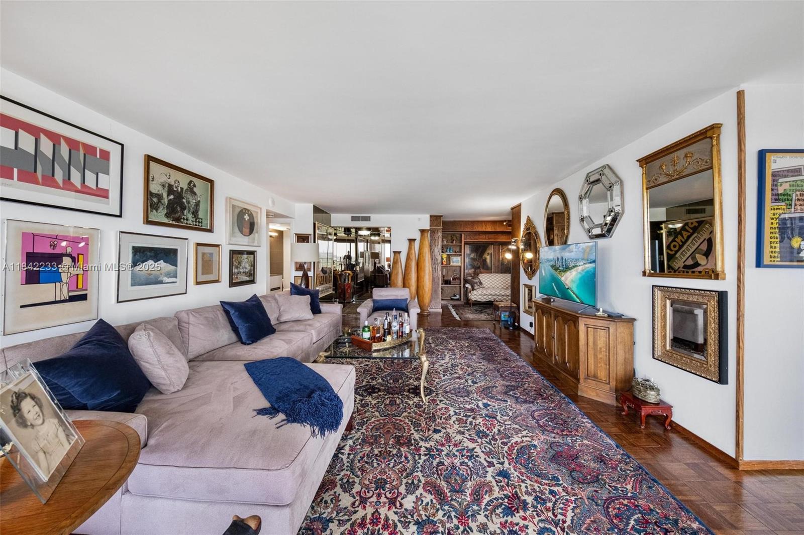 TOWERS OF QUAYSIDE CONDO - Residential