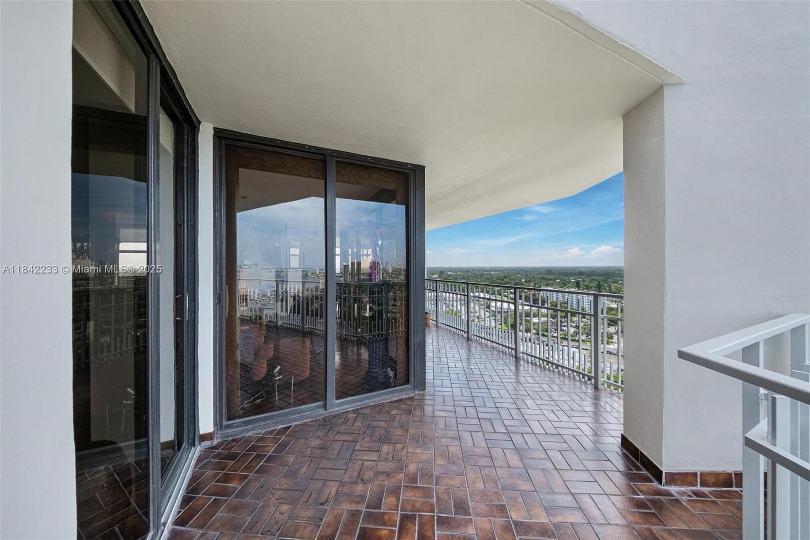 TOWERS OF QUAYSIDE CONDO - Residential