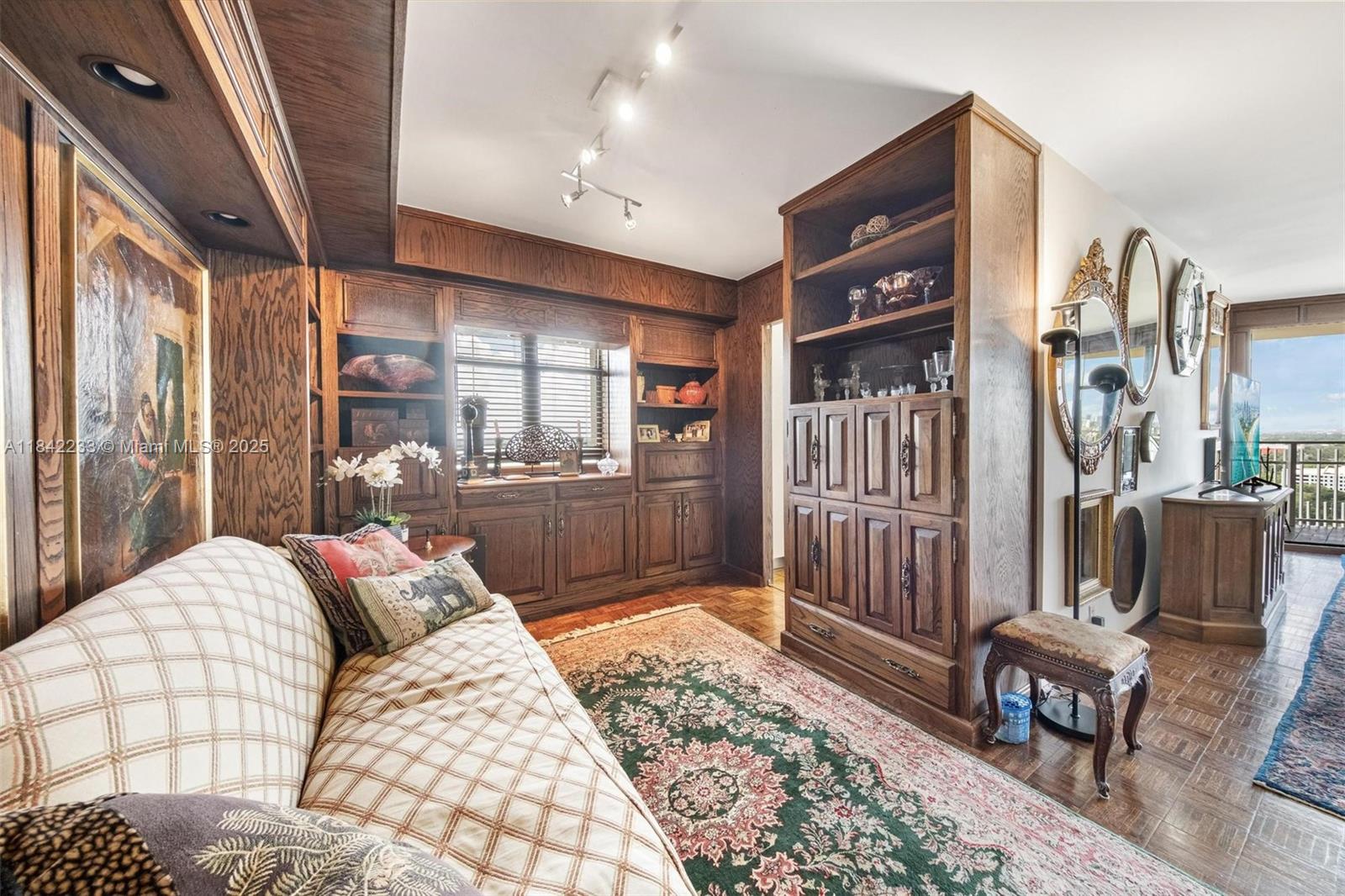 TOWERS OF QUAYSIDE CONDO - Residential