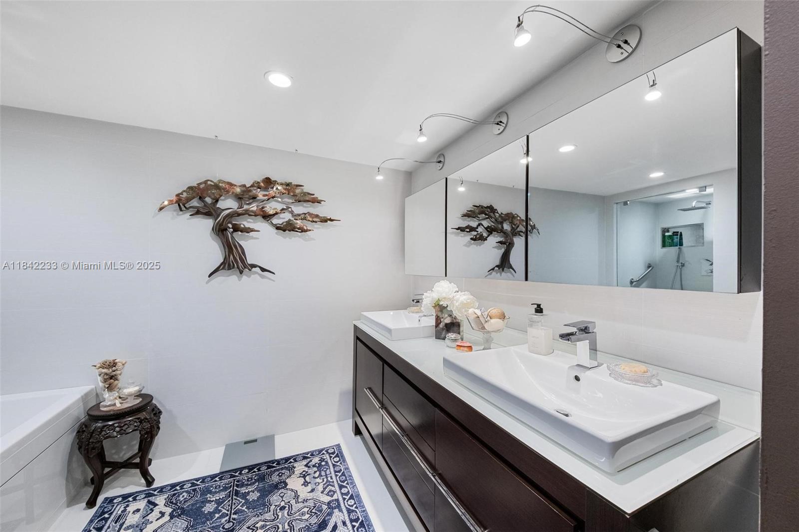 TOWERS OF QUAYSIDE CONDO - Residential