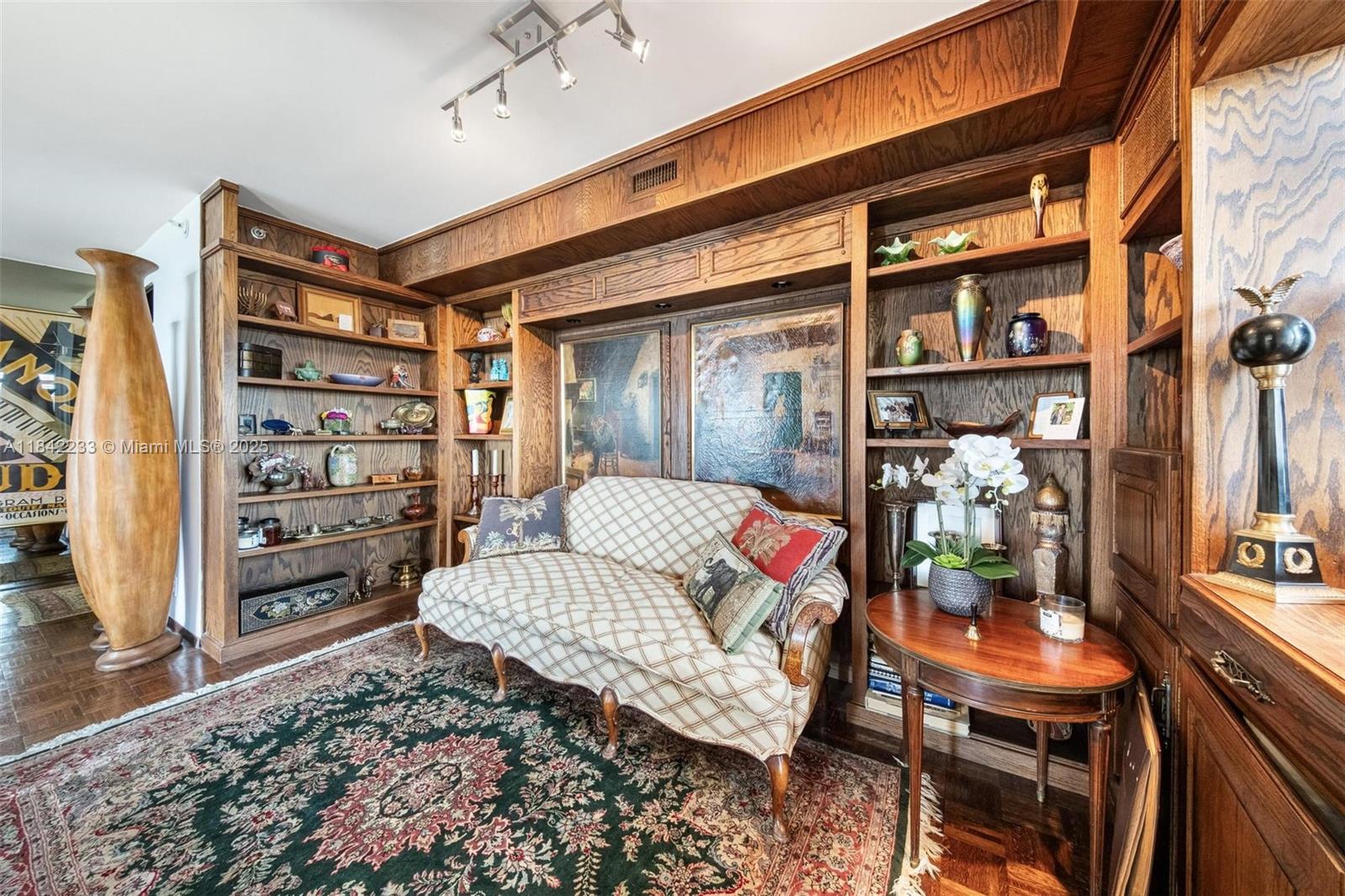 TOWERS OF QUAYSIDE CONDO - Residential