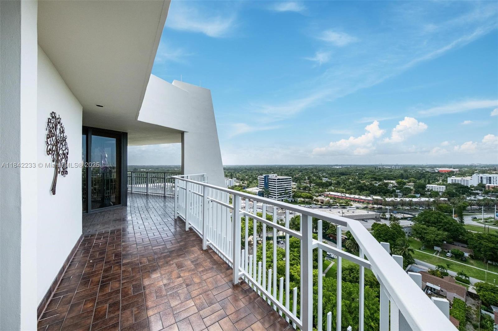 TOWERS OF QUAYSIDE CONDO - Residential