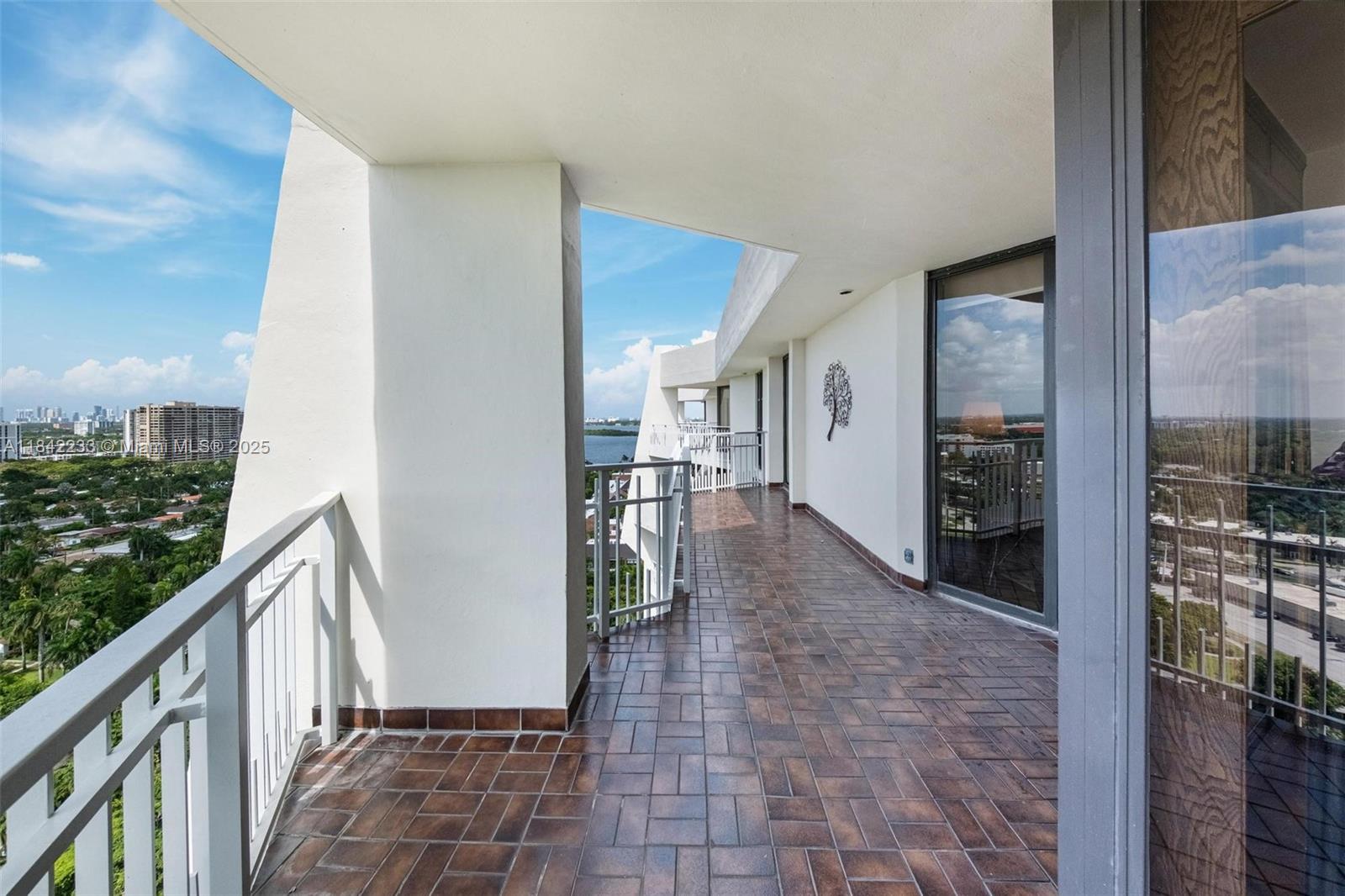 TOWERS OF QUAYSIDE CONDO - Residential