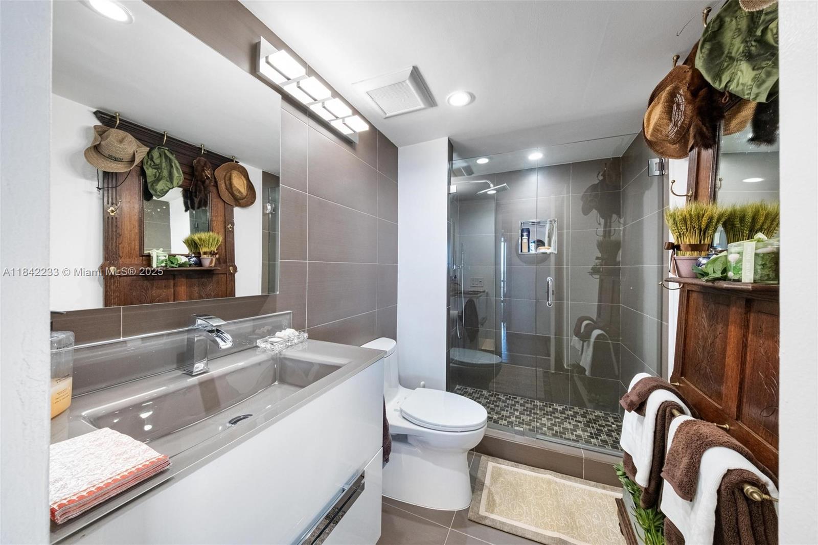 TOWERS OF QUAYSIDE CONDO - Residential