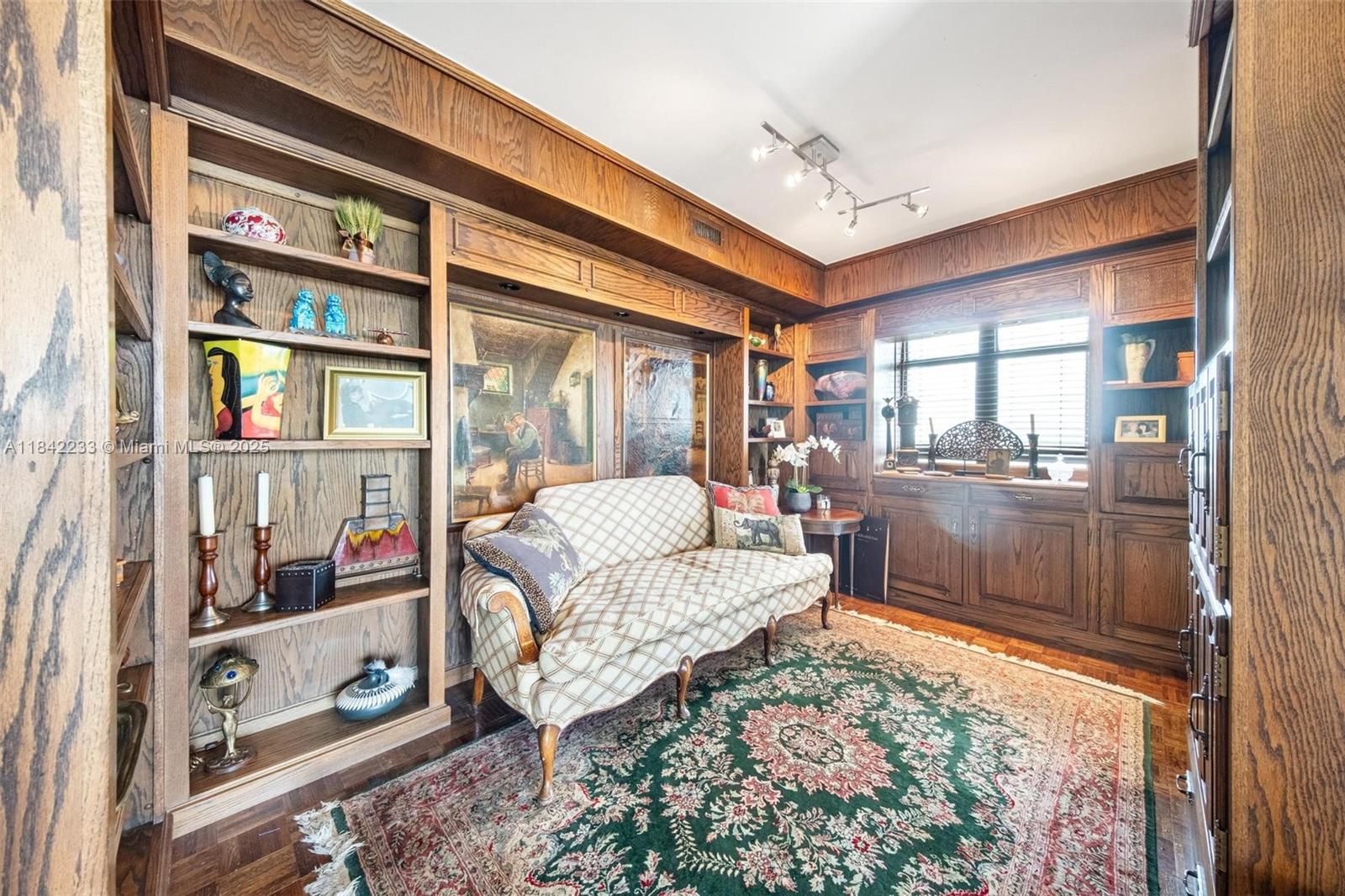 TOWERS OF QUAYSIDE CONDO - Residential