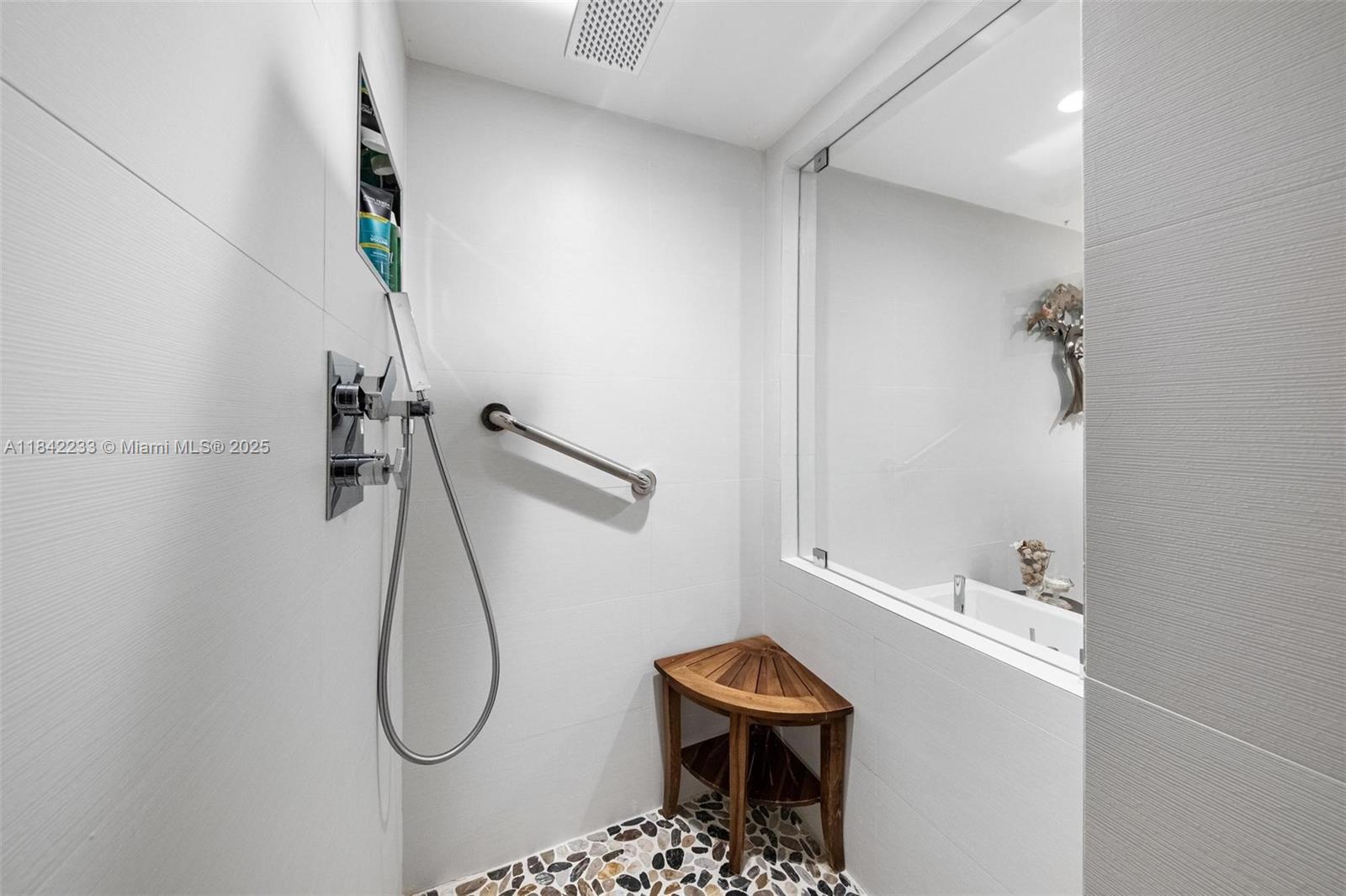 TOWERS OF QUAYSIDE CONDO - Residential