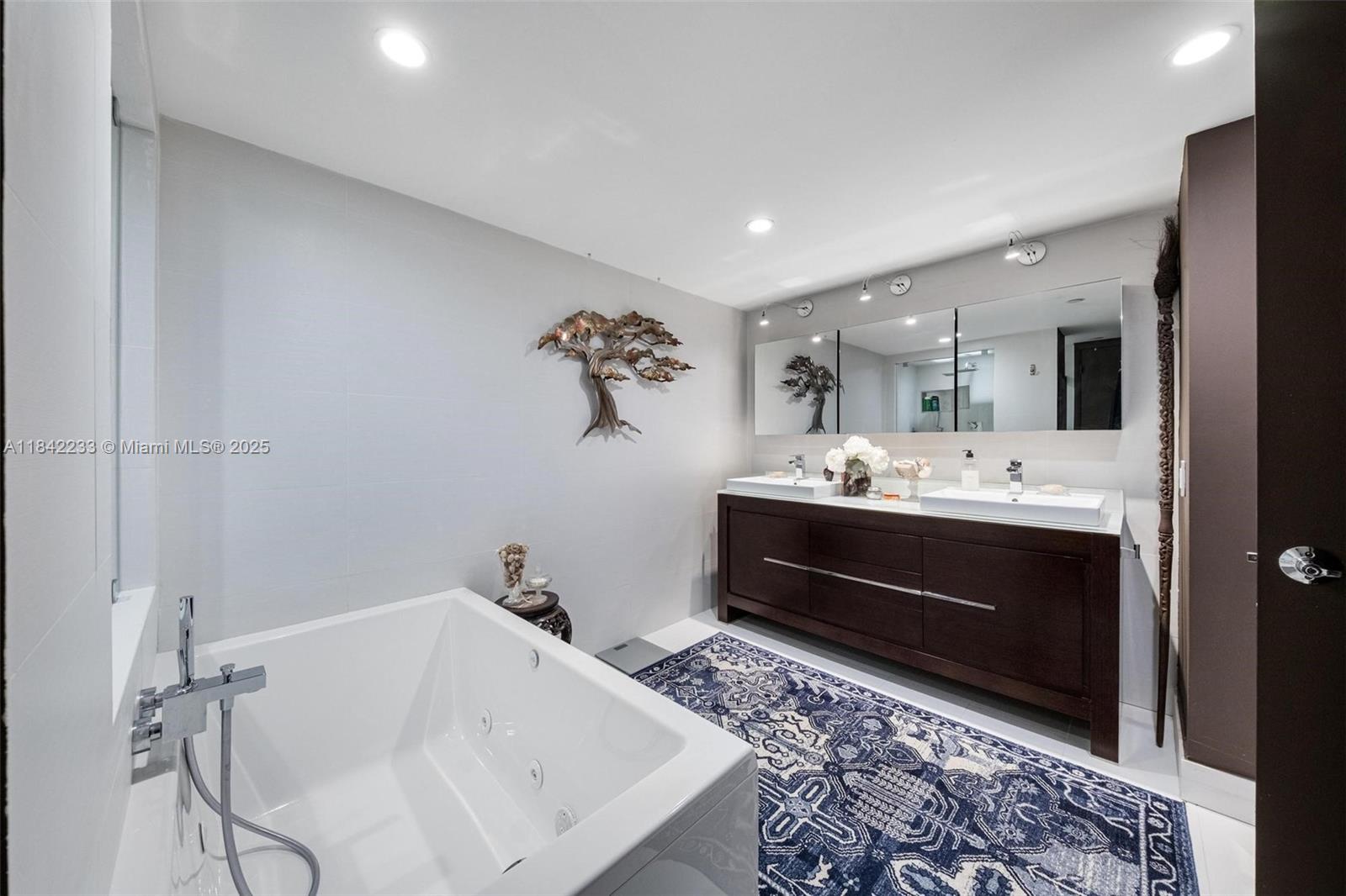 TOWERS OF QUAYSIDE CONDO - Residential