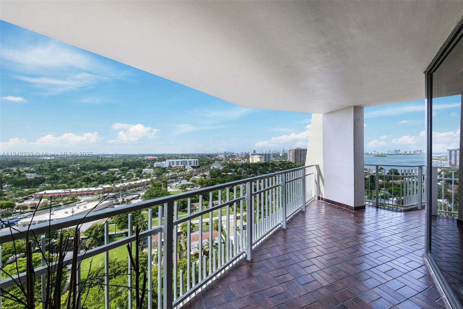 TOWERS OF QUAYSIDE CONDO - Residential