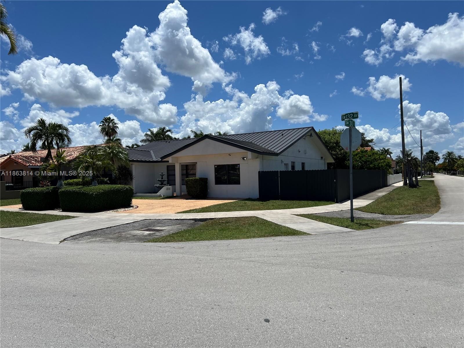 Beautiful 4-bedroom, 3-bathroom property, conveniently located near supermarkets, shops, and more. It features a pool, jacuzzi, and a lovely terrace and patio. The property has plenty of parking.Easy to show.