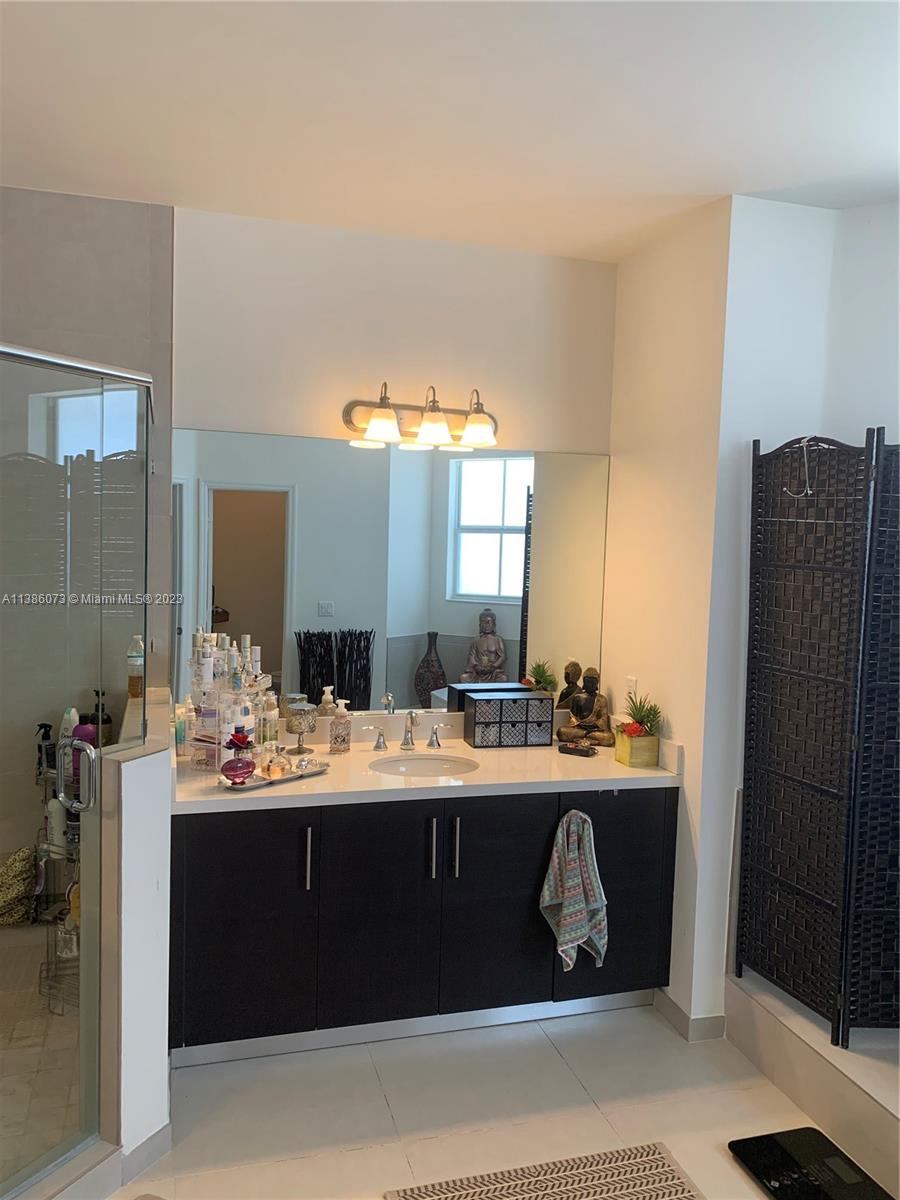 VINTAGE ESTATES - Residential