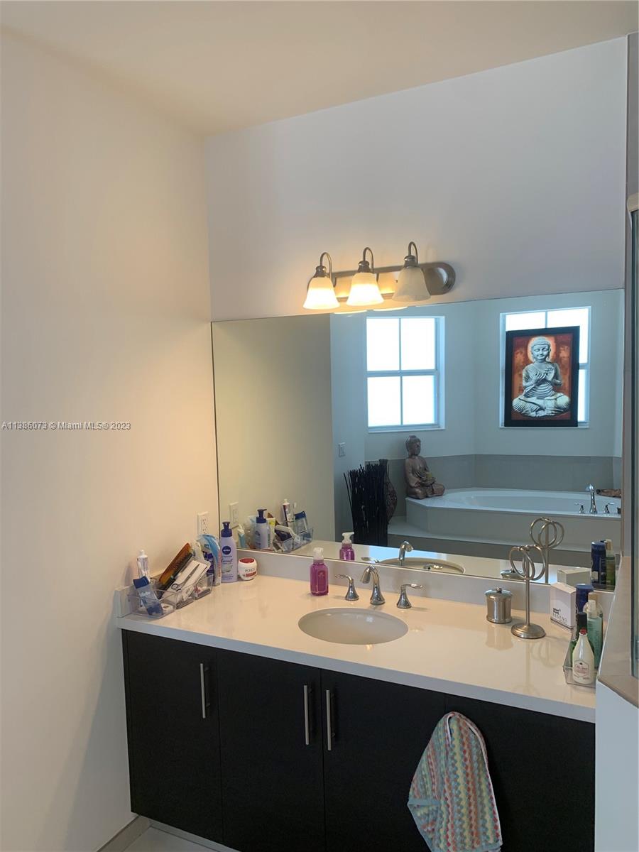 VINTAGE ESTATES - Residential