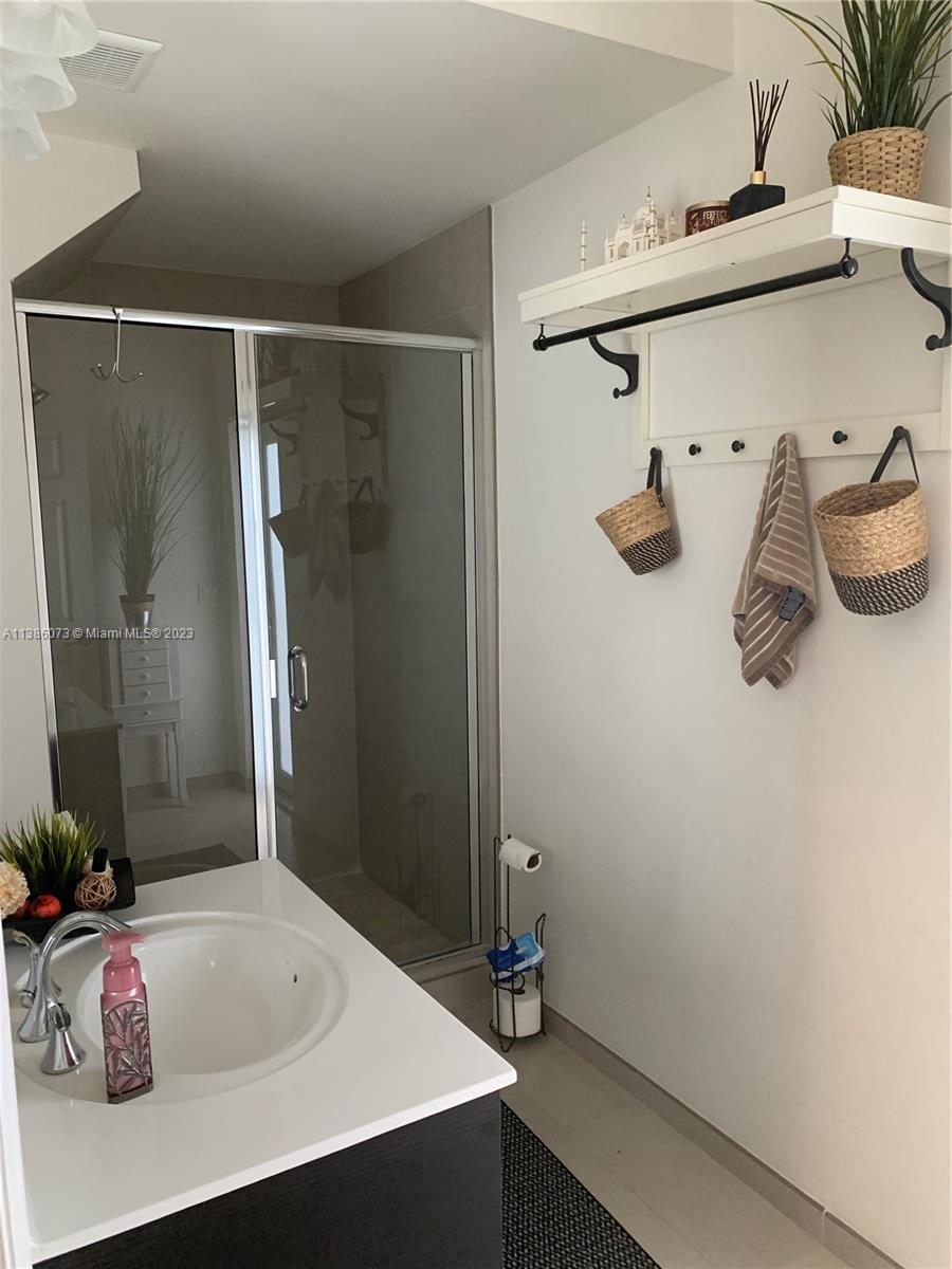 VINTAGE ESTATES - Residential