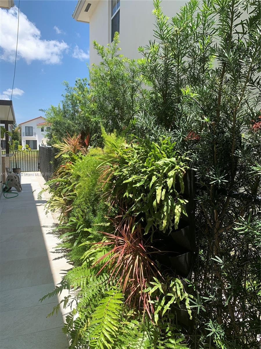 VINTAGE ESTATES - Residential