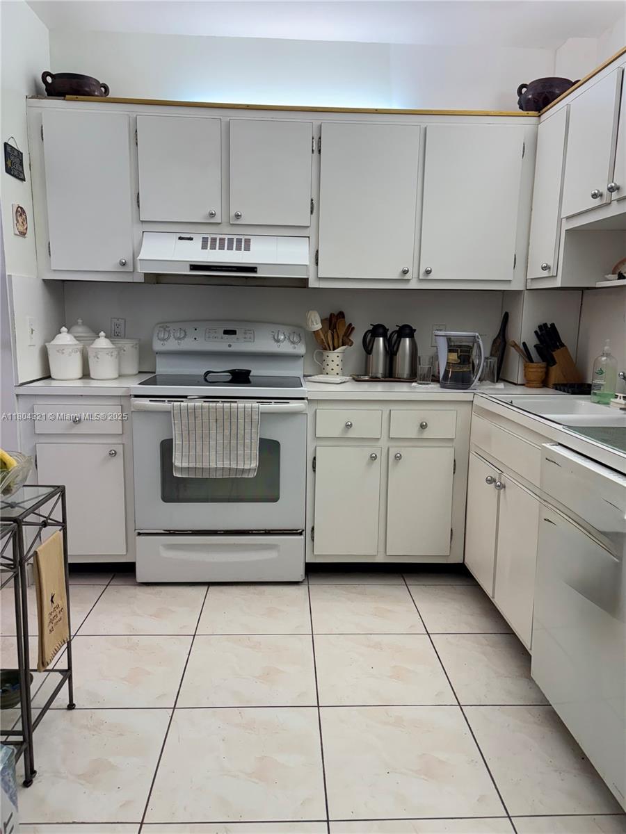 HILLCREST EAST NO 27 COND - Residential