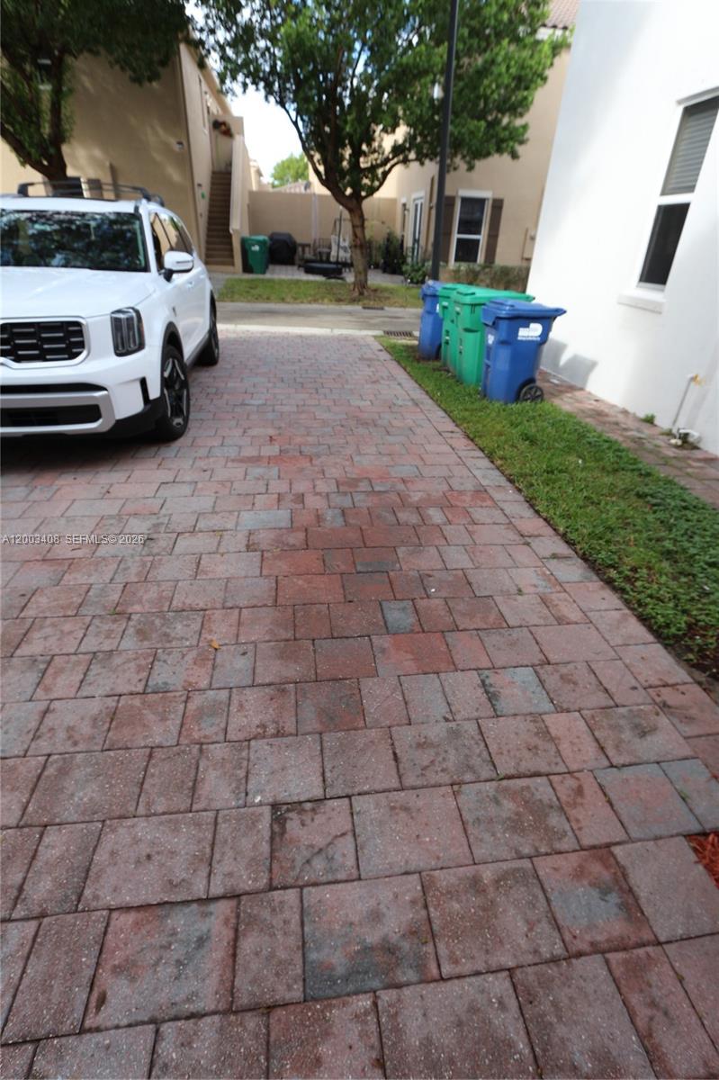 KENDALL COMMONS TOWNHOMES - Residential