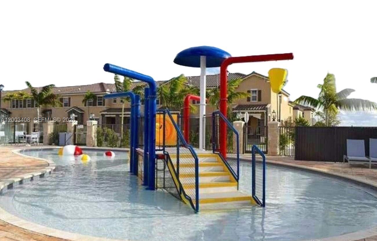 KENDALL COMMONS TOWNHOMES - Residential