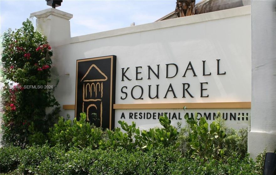 Charming and comfortable TH at Kendall Square. Spacious areas, natural light, open kitchen, stainless steel appliances, patio. Enjoy the enchanting community plenty of amenities: Clubhouse, large swimming pool, gym, lakes, sidewalks, gardens, lot of guest's parking and more. Excellent location. Take this opportunity now...........