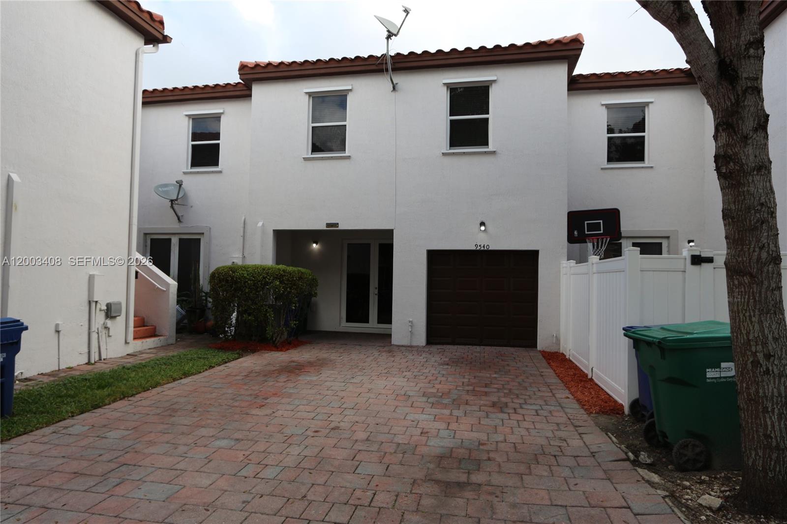 KENDALL COMMONS TOWNHOMES - Residential