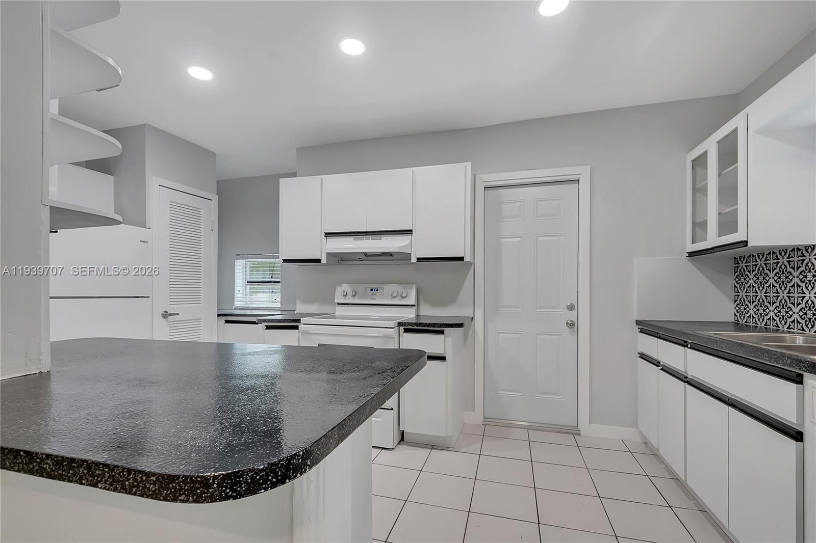 SILVER BLUFF ESTS-SEC A - Residential Lease